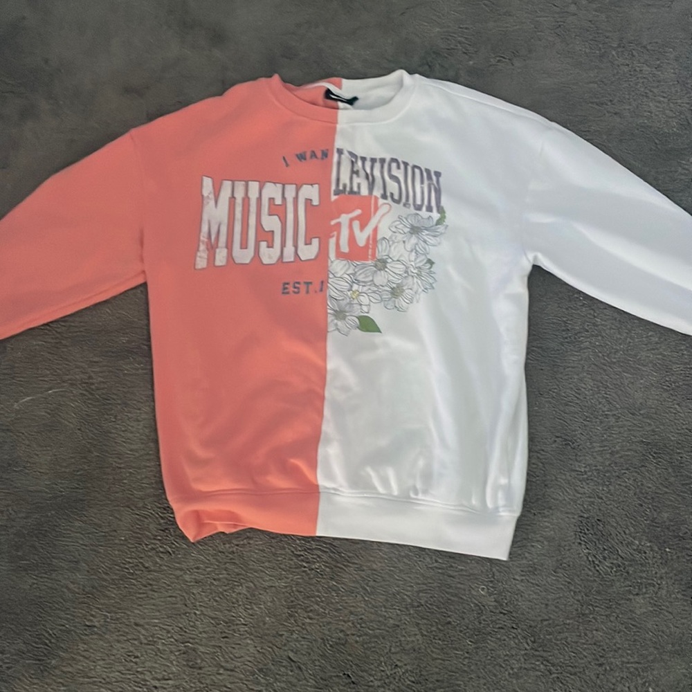 I am selling this MTV crew neck. I bought it at Aeropostale.